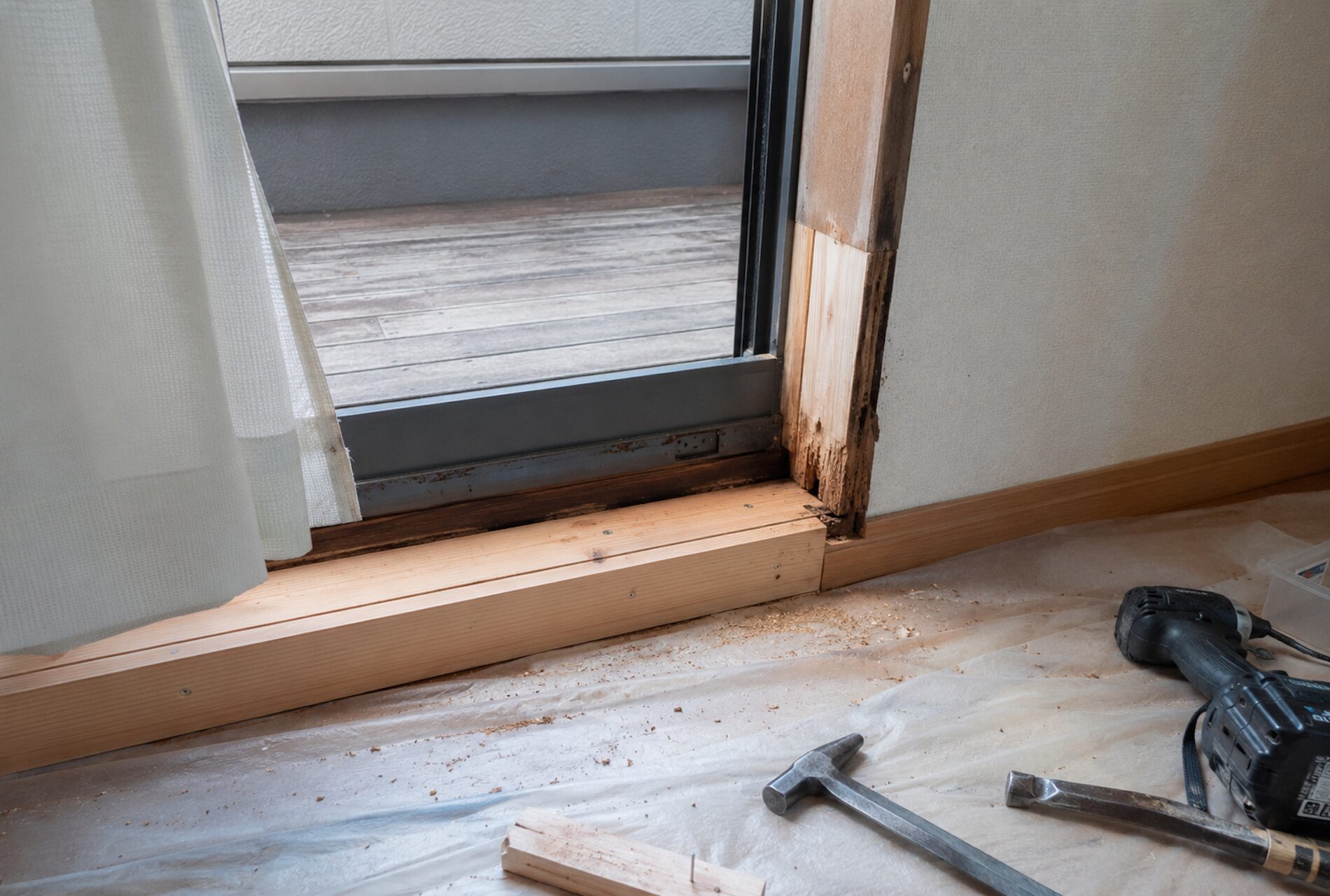 掃き出し窓周りの木枠や建具の補修