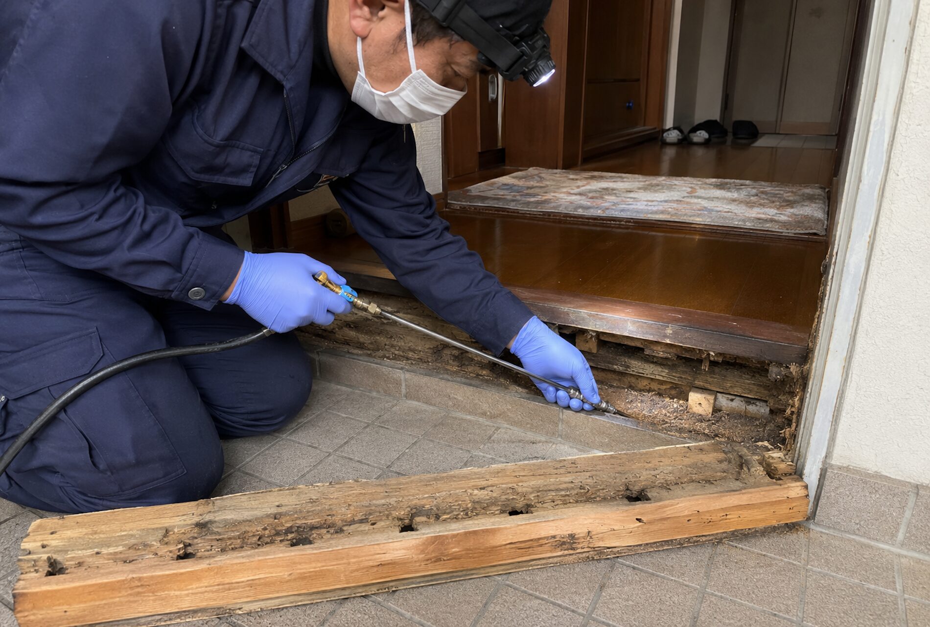 神奈川県南足柄市の木造アパートで玄関の框から侵入